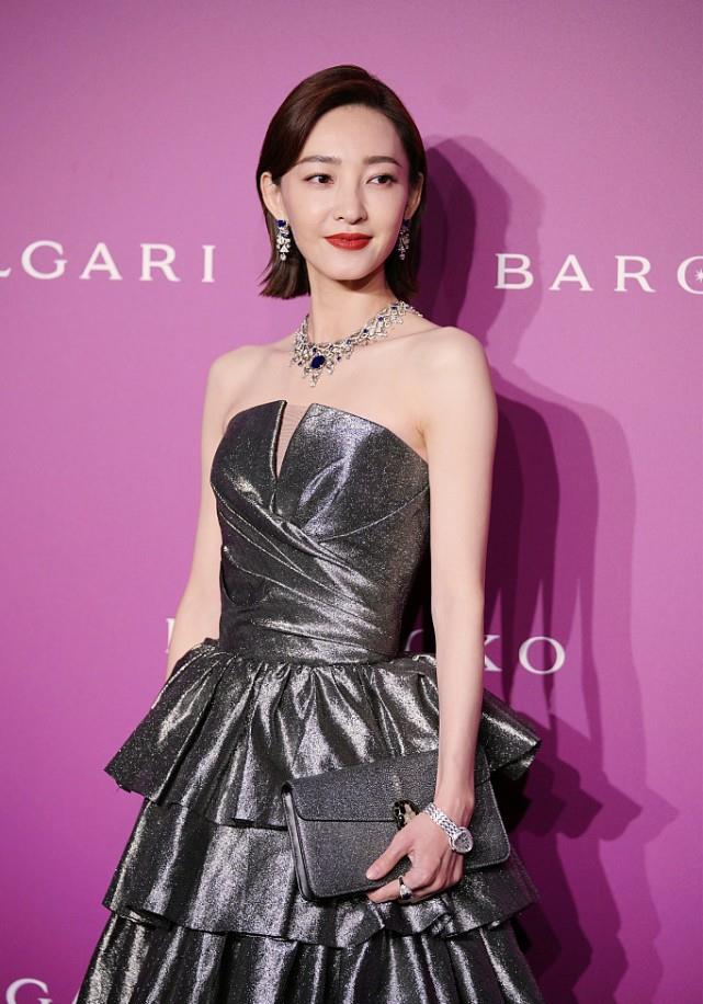 身材|“素颜女神”王丽坤好惊艳！身穿“累赘”裙，也丝毫不影响美感