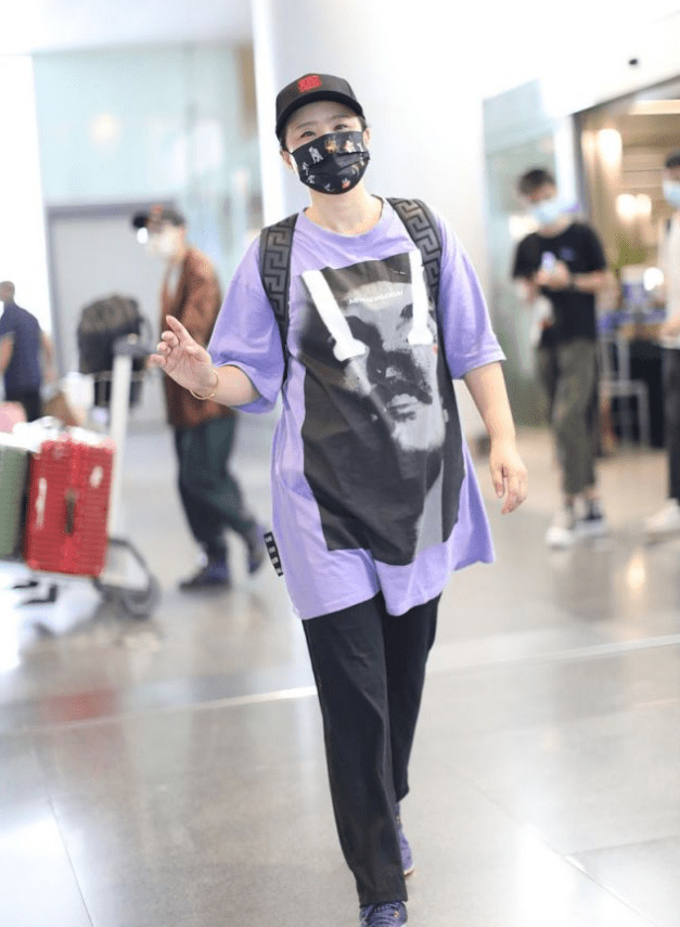 设计|龚琳娜新造型突破真大，穿男友T恤大走嘻哈风，阿姨辈真会赶潮流