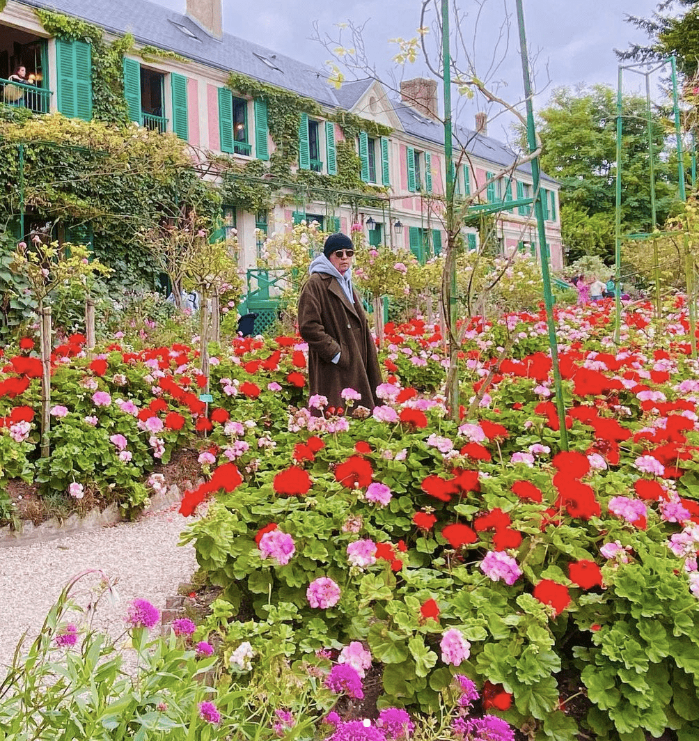 名畫|周杰倫打卡巴黎名勝，和女兒拍照復刻名畫超會玩，小周周亭亭玉立