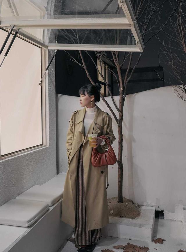 显示|佘诗曼的气质感一般人学不来，卡其色大衣端庄稳重，简约优雅