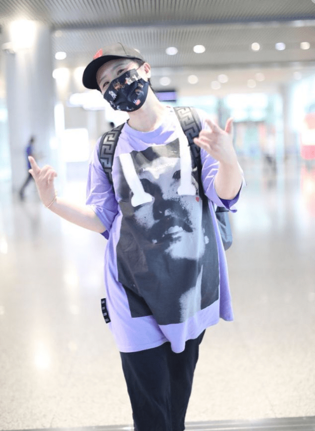 设计|龚琳娜新造型突破真大，穿男友T恤大走嘻哈风，阿姨辈真会赶潮流