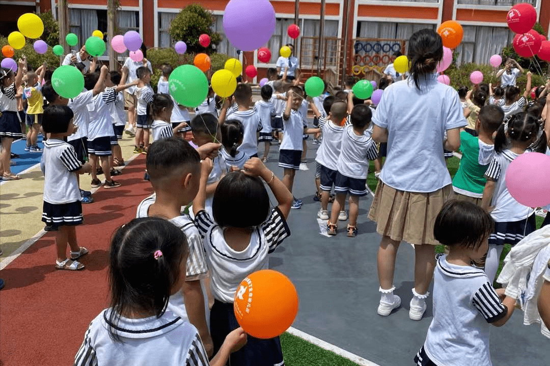 什么|宝宝第一天上学，不哭不闹还很兴奋，家长担心了个“寂寞”？