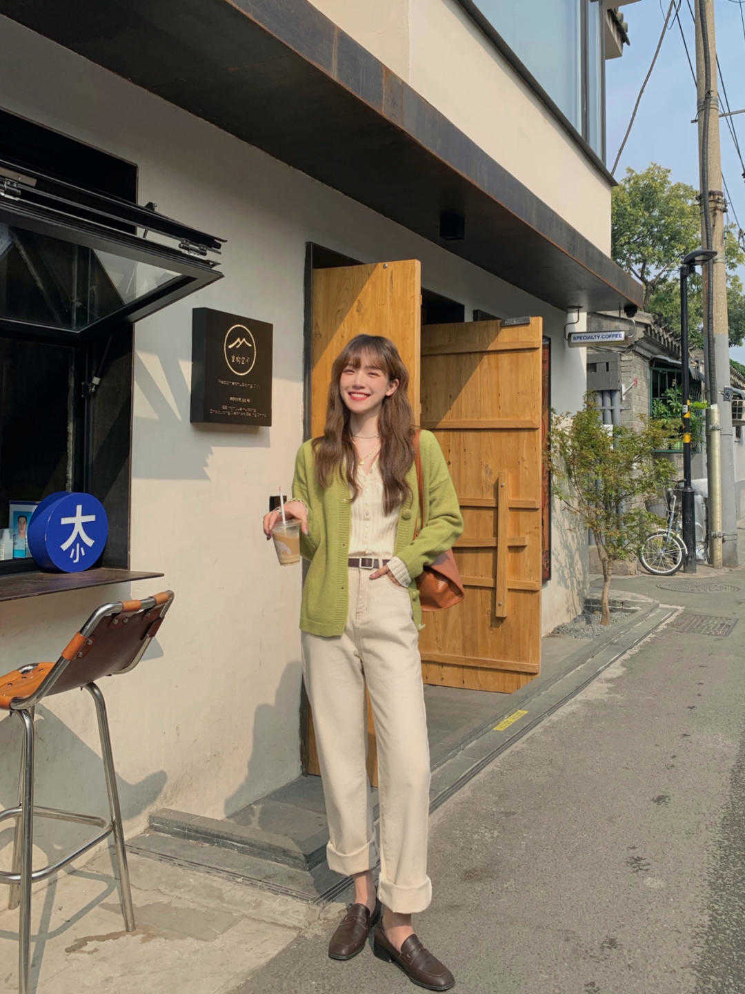 显得|针织衫有多耐看?几套活力满满的示范穿搭送你,漂亮大气