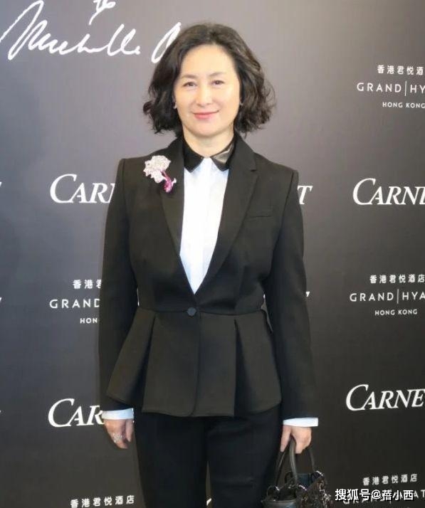 黑色|何超琼的“女掌门气质”太高级，穿一袭小黑裙，也能惊艳又气派