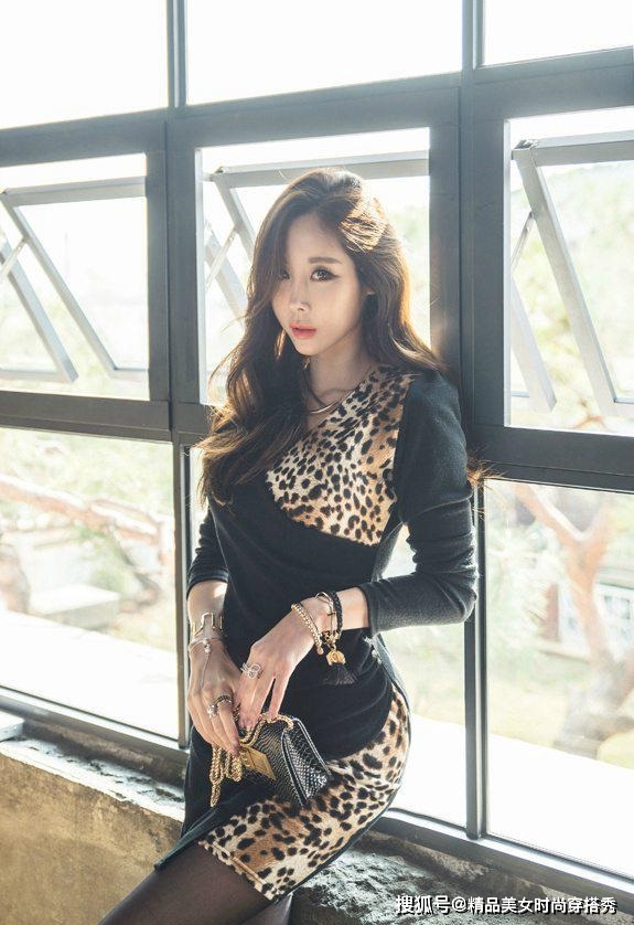 黑色|黑色的豹纹拼接的连衣裙知性又不失女性的优雅优雅