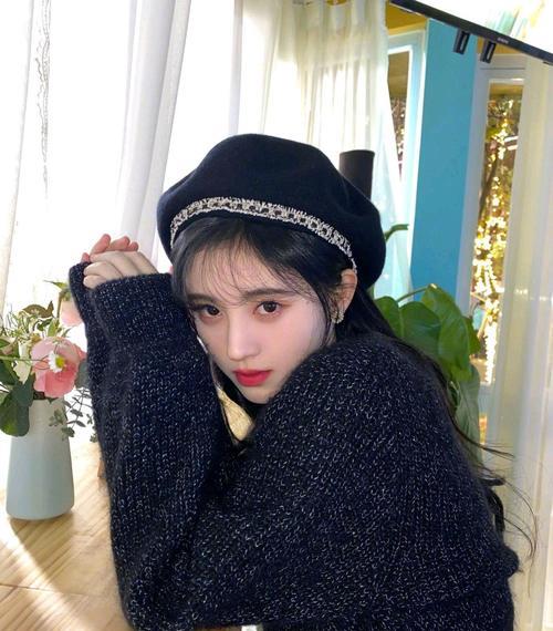 发型|鞠婧祎最新美照释出，黑色贝雷帽配小香风上衣，清甜漂亮！