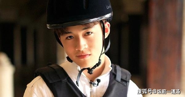 原创变形计:富二代游池边高调炫富,一旁女佣吸睛,引发网友热议