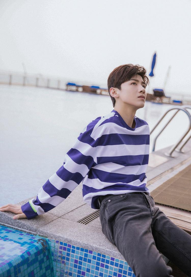 蓝色|白敬亭终于不“刚”了,穿一件米色西装好温柔,25岁尽显暖男气质