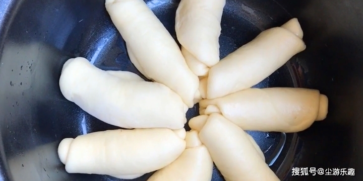 做法|电饭锅做早餐面包的配方,比蒸馒头还香甜,学会可以做给家人吃