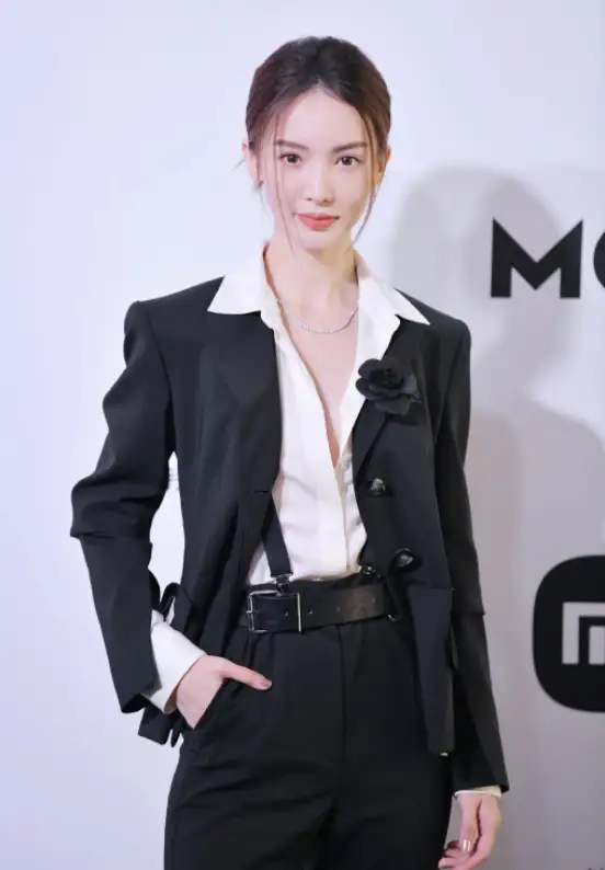 女王|金晨90斤都不到，穿红裙站120斤蒋欣身边气场依旧强，眼神好有戏