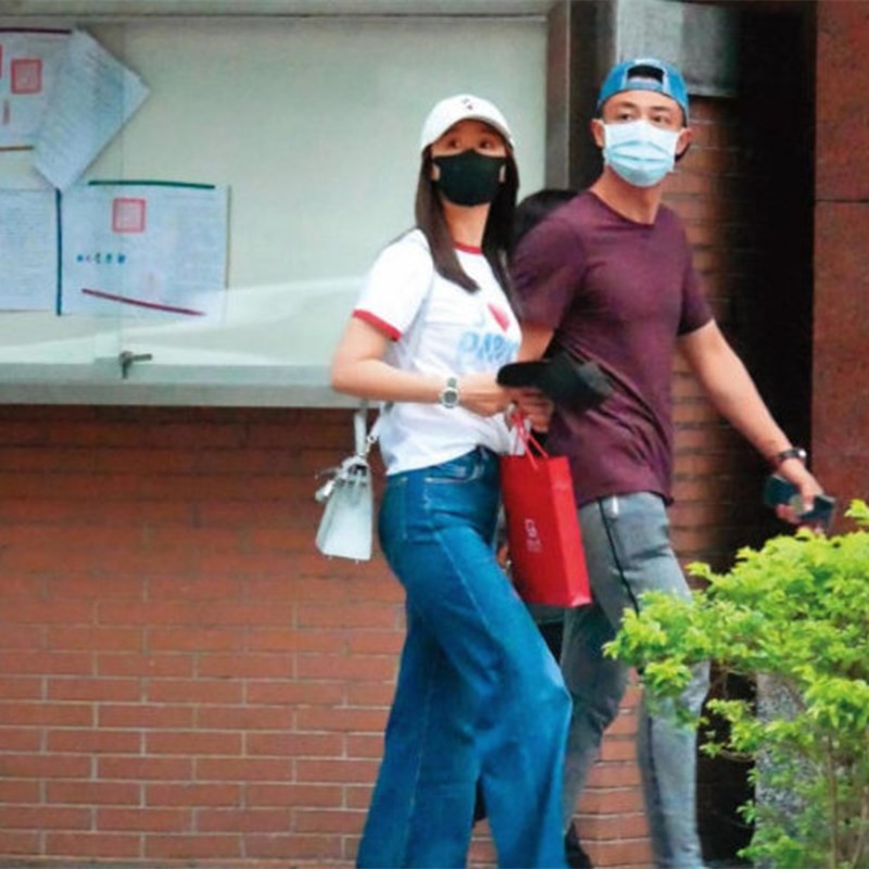 林心如|林心如夫妇出门,T恤“塞裤腰”证明自己没怀孕,霍建华瘦了一圈