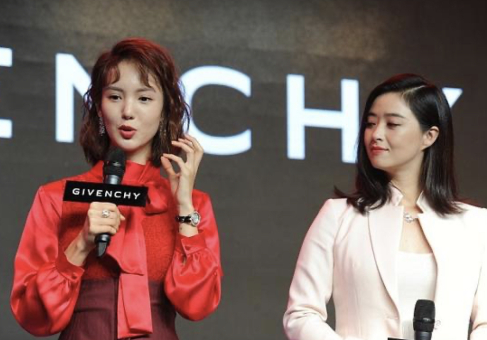 金晨90斤都不到穿红裙站120斤蒋欣身边气场依旧强眼神好有戏