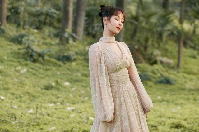 进行|杨紫真的太会穿了!身穿红色长款羽绒服保暖舒适,显白洋气好时髦