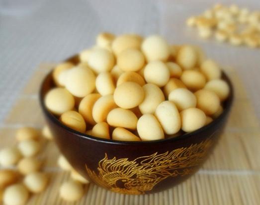 烤箱|1个鸡蛋1碗淀粉,教你在家做小零食鸡蛋菠萝豆,外观朴实口感香酥