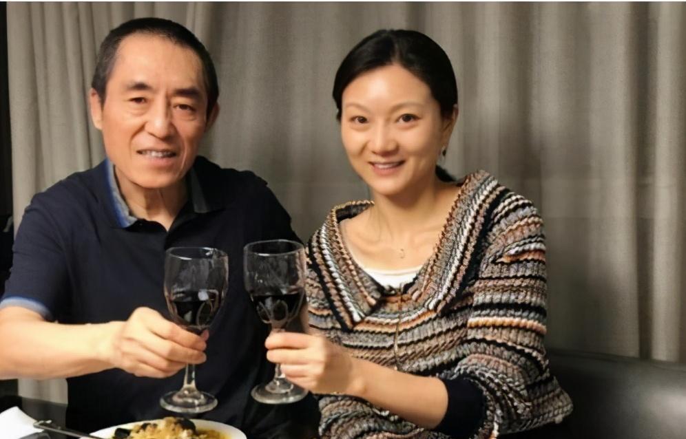 一身|张末继母终于认真打扮了！一身黑白配清新减龄，不扮老变漂亮阿姨