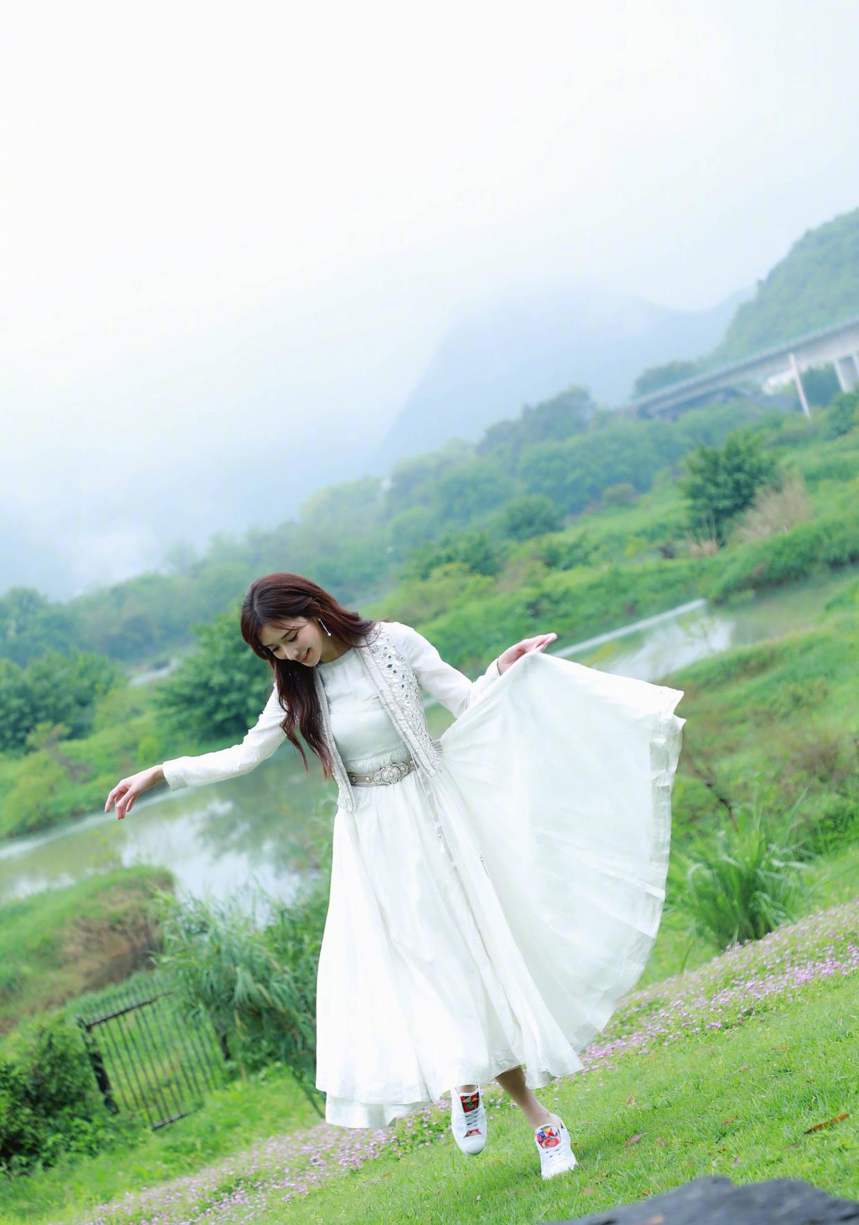 设计|“日本媳妇”林志玲真洋气，穿长款外套洒脱精致，高挑身材太给力