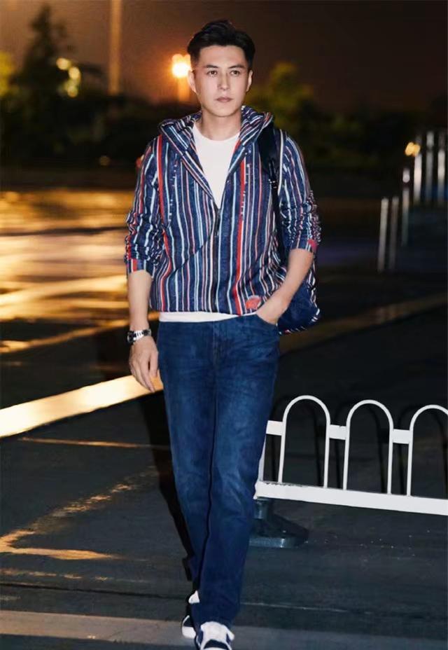 心形|老干部靳东挺厉害！白T恤牛仔裤满脸少年感，43岁装嫩吊打小鲜肉