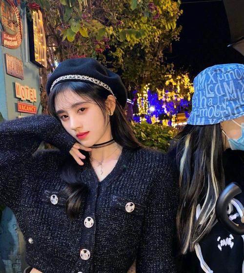 发型|鞠婧祎最新美照释出，黑色贝雷帽配小香风上衣，清甜漂亮！