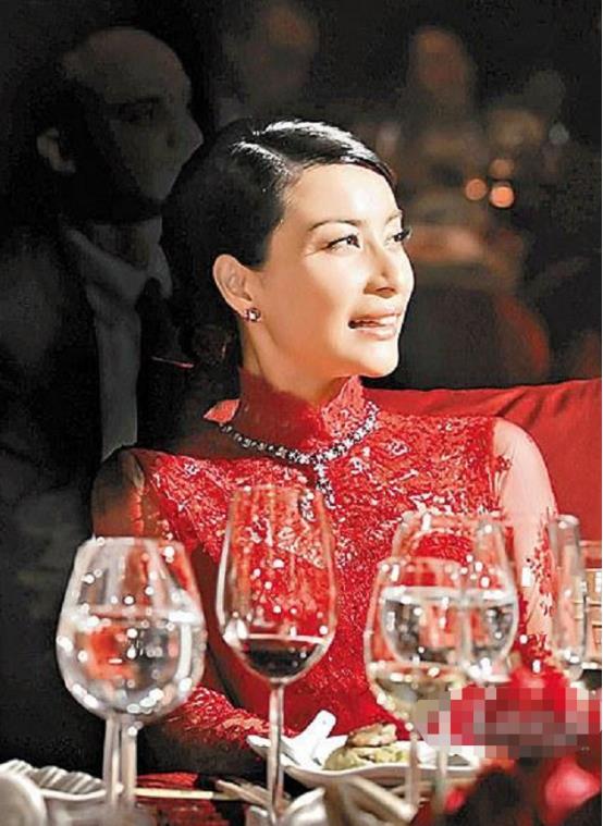 魅力|郭晶晶与婆婆站在一起时，感觉还挺开心的，戴着口罩也挡不住幸福