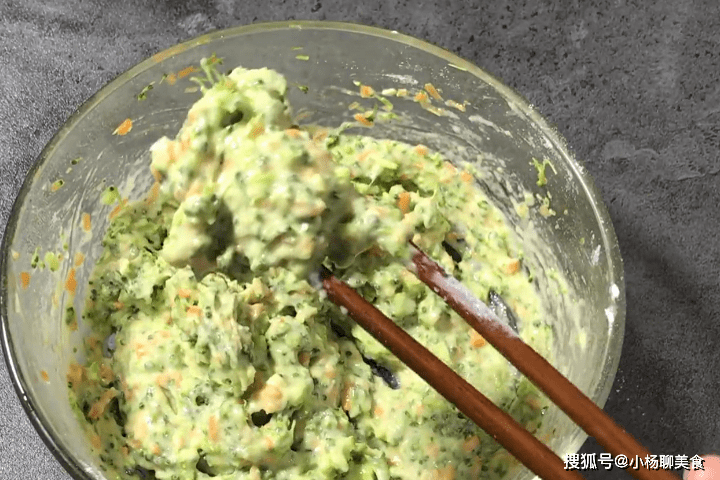 做法|教你西兰花的新吃法,十分钟就可以端上桌,香软可口,百吃不厌