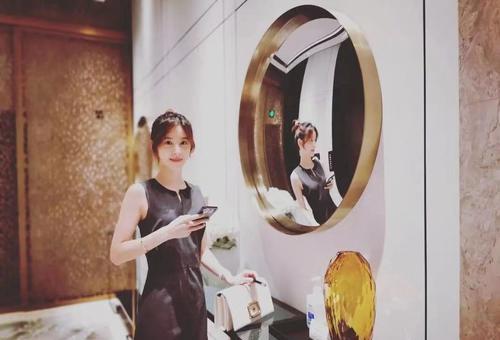 辣妈|赵丽颖罕带儿子外出！正脸首曝光模样太像爸，肉嘟嘟的吃得真壮实