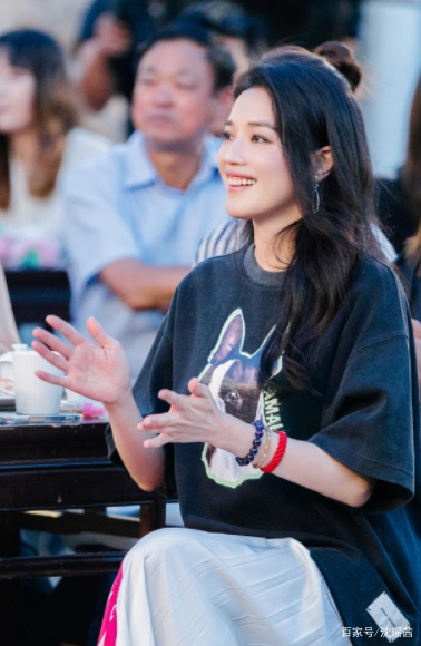 一身|舒淇人到中年躲过发福，但还不够自信，出席活动穿宽松T恤遮肉