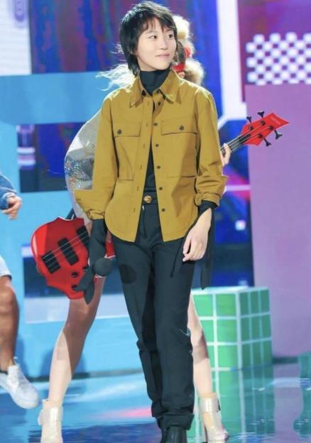 色彩|窦靖童像极了妈妈王菲，穿简单T恤配牛仔裤，洒脱又个性十足