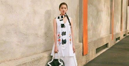 黑色|米兰时装周关晓彤出尽风头,黑色蕾丝裙性感,配军绿色西服有质感