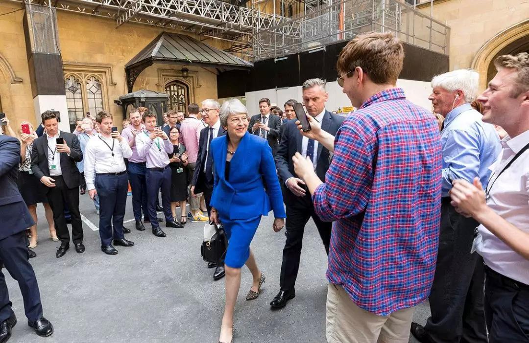 Bennett|穿着豹纹当首相，就算60岁也要画最美的妆，穿最美的衣服