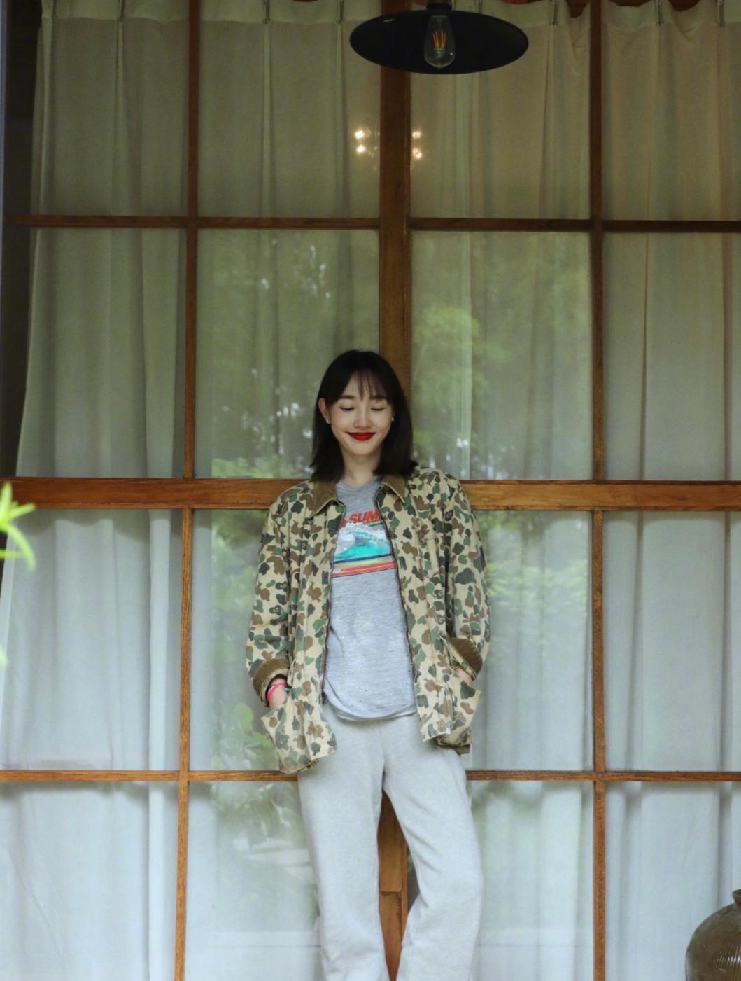 魅力|白百何晋升“穿搭博主”，穿一身红成熟有魅力，自信的笑容真美