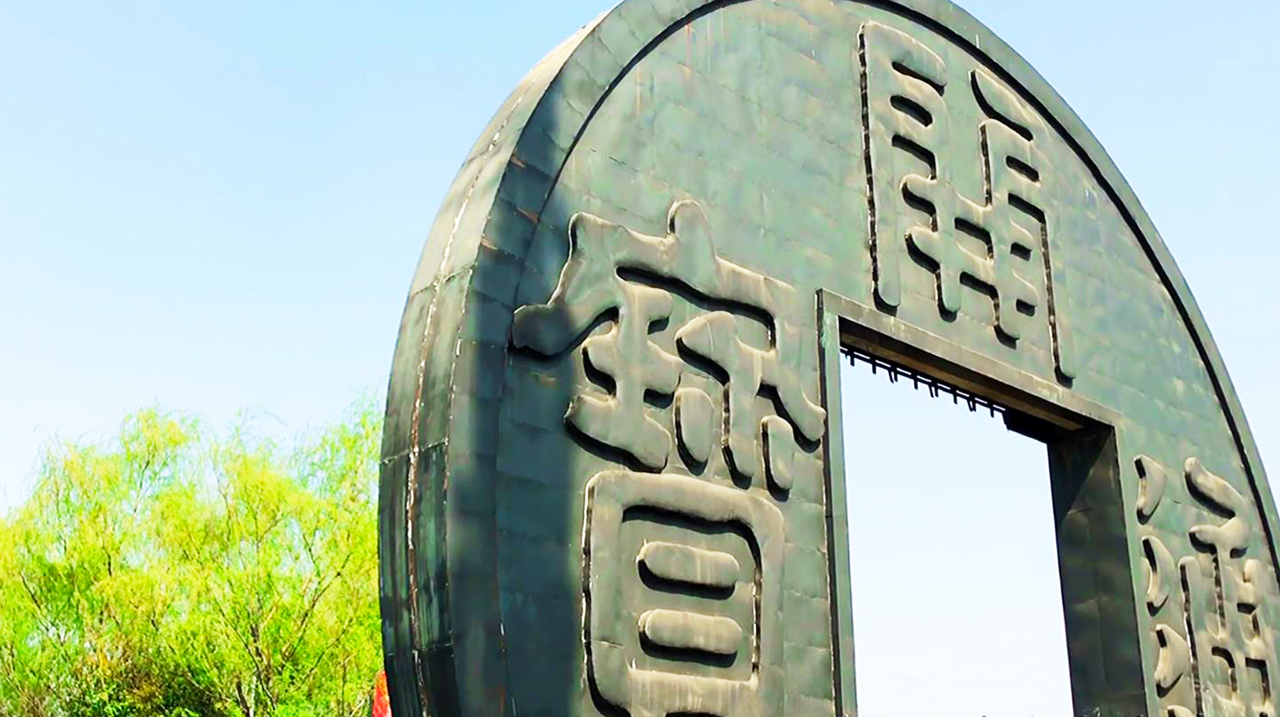 武汉江夏区有座观景桥梁,建在美丽汤逊湖边,外形寓意钻钱眼里_铜钱