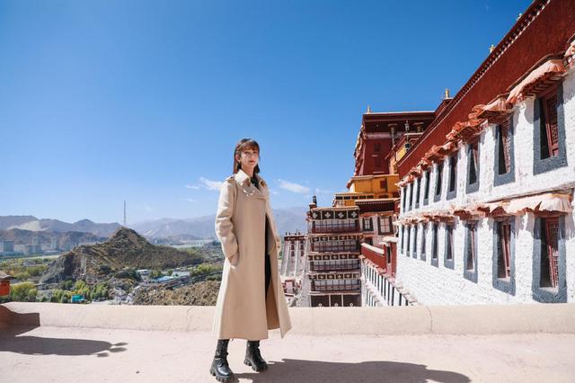 进行|杨紫真的太会穿了!身穿红色长款羽绒服保暖舒适,显白洋气好时髦