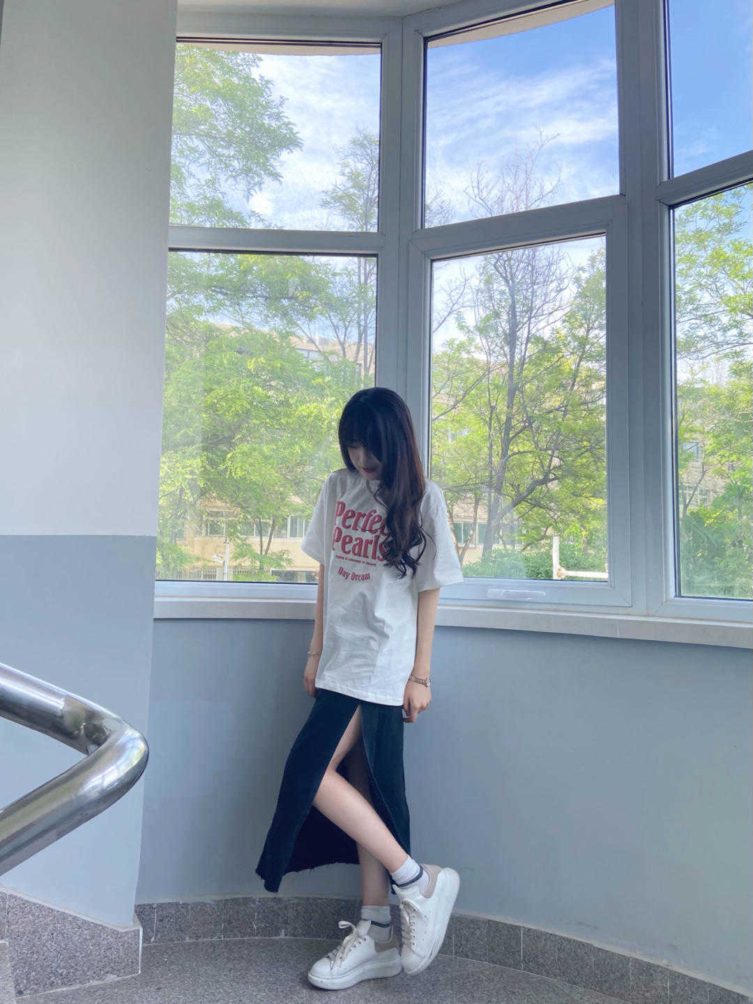 条纹|早秋，T恤的“高级穿法”是这样的，配半身裙温柔优雅，清爽舒适