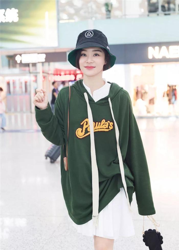 女友|贝克汉姆小儿子眼光不错，找的女友颜值好身材棒，穿卫衣长腿抢镜