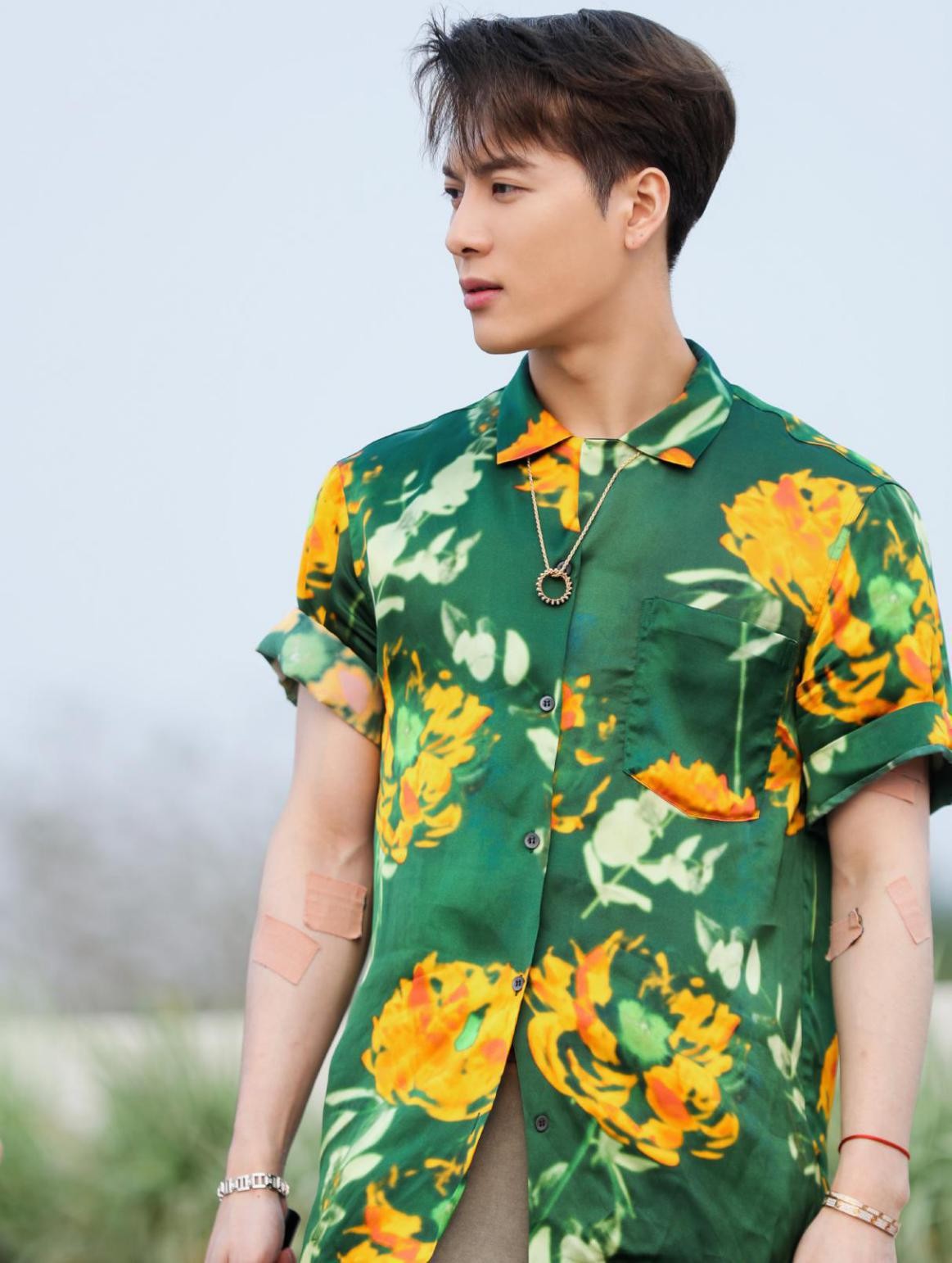 个性|王嘉尔穿搭太有个性,一身绿还能穿出时尚高级范,不土反而挺洋气