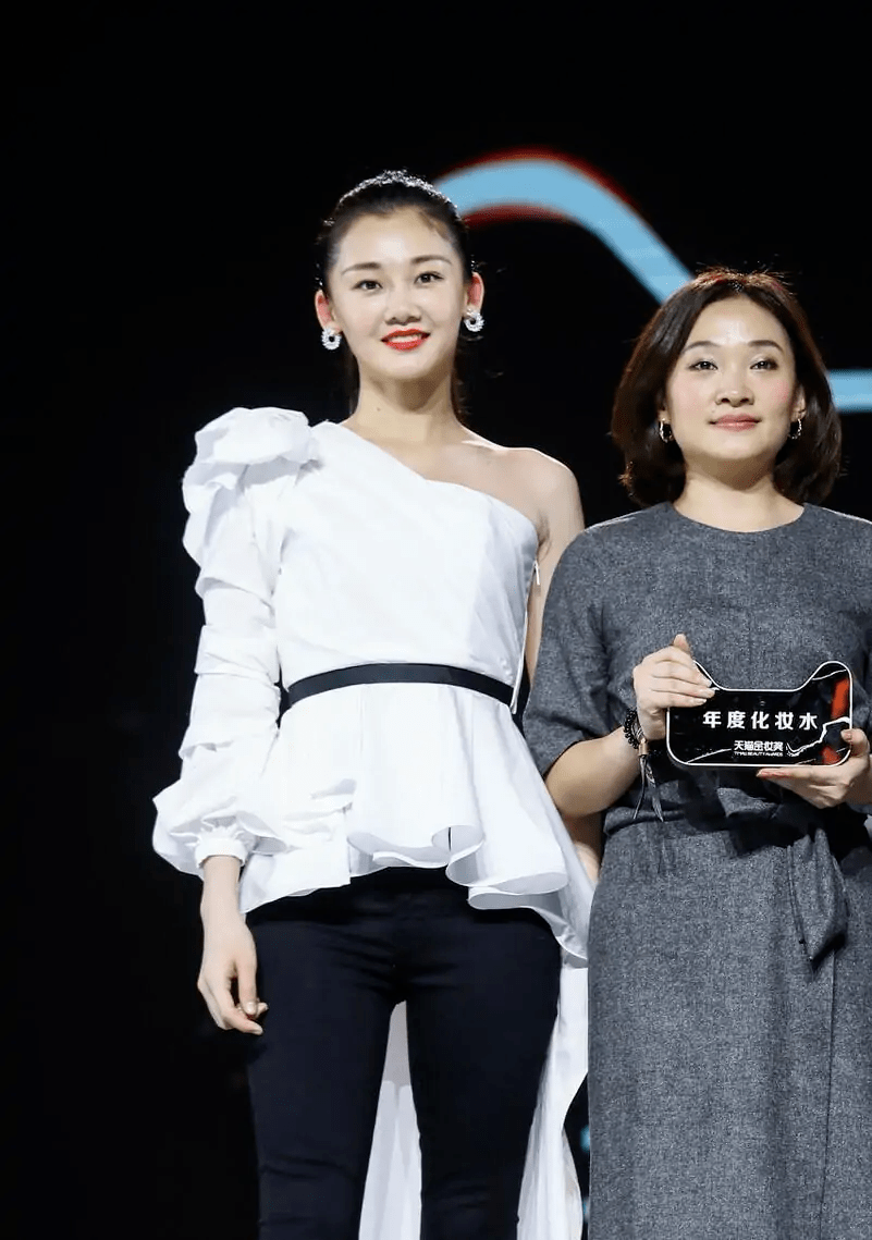 一身|苗苗越看越漂亮，一身简洁黑白色穿出高级感，郑恺眼光独到