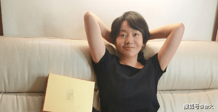 京剧|50岁闫妮素颜照罕曝光！眼窝凹陷头发泛白，穿居家服仍难掩风情