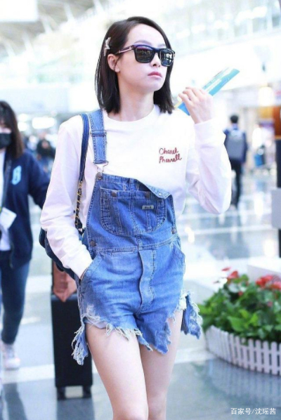 姐妹|宋佳穿搭太会“装嫩”了,用白T恤搭配破洞牛仔裤,就像17岁少女