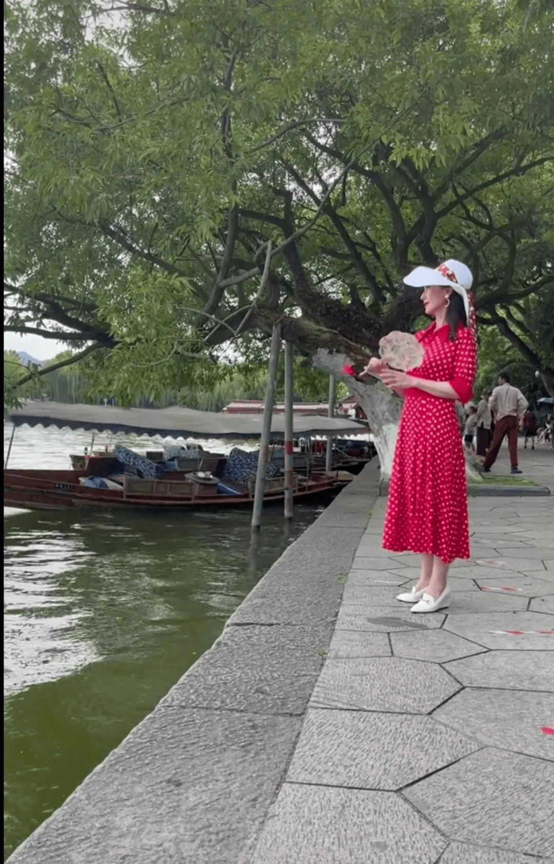 皱纹|赵雅芝现身西湖，竟然没有引起群众围观，穿红裙优雅动人很真实！