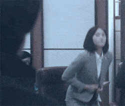 搞笑美女GIF：聰明能乾的女同事，人見人愛，誰都喜歡啊！ 搞笑整蠱 第2张
