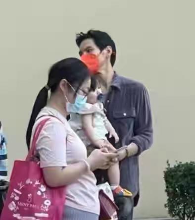 郭碧婷|向太带郭碧婷逛街五个保姆跟随！暴瘦后老得厉害，向佐抱娃好无奈