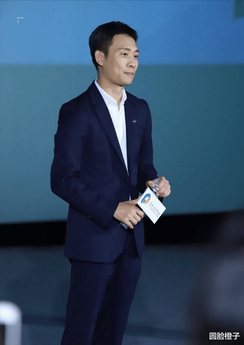 单眼皮|别再吹浓眉大眼了！这5位男演员告诉你，眼睛小一样可以帅气逼人