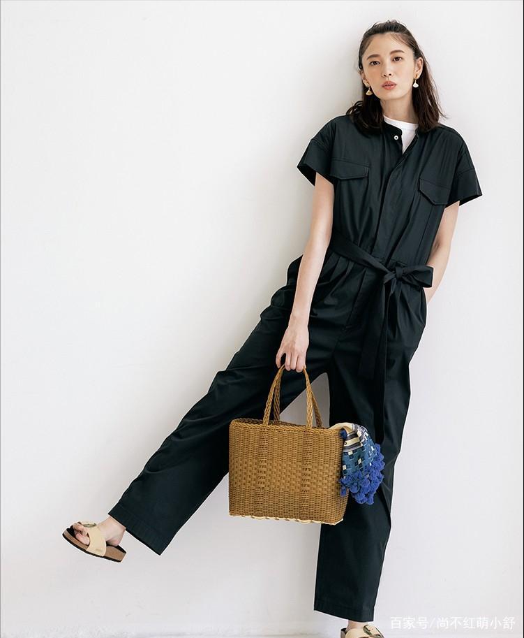 米色|今年突然火了一种新搭配叫:连体裤+基础上衣,越看越心动