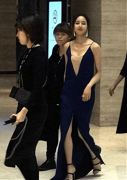 设计|生图下的张钧甯也太美，一袭深v宝石蓝吊带裙，尽显白皙曼妙曲线