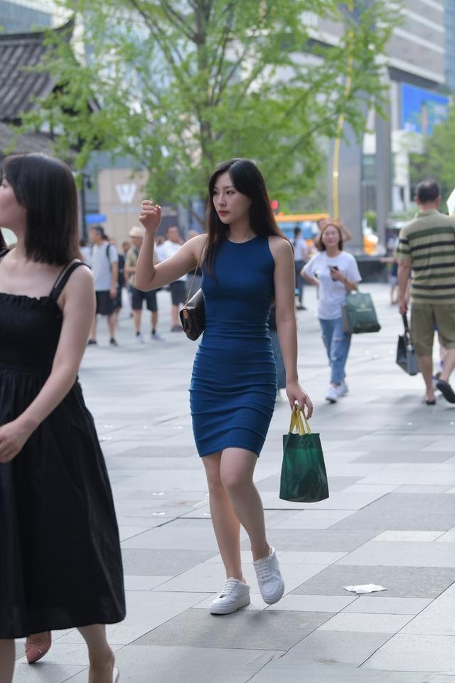 蓝色|蓝色针织瑜伽裤搭配圆领同色T恤时髦显身材!