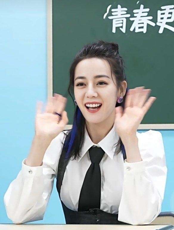 整体|迪丽热巴“蓝色挑染”太惊艳，女团风造型又甜又飒，就是有点显胖