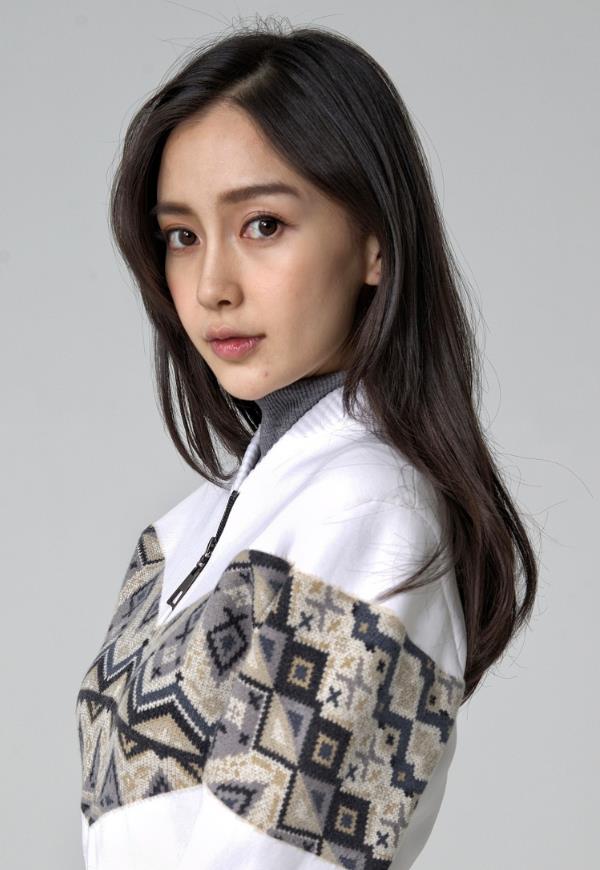 短裙|做明星也不容易，杨颖拍写真能看到满眼血丝，穿名牌服装都没精神