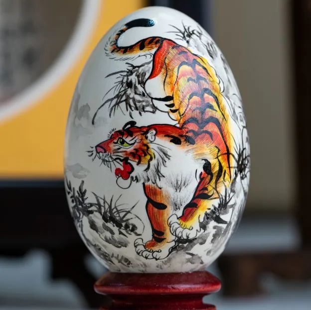 英老师在一寸见方的蛋壳上,以白描为底,融合国画元素,布局,构图,上彩