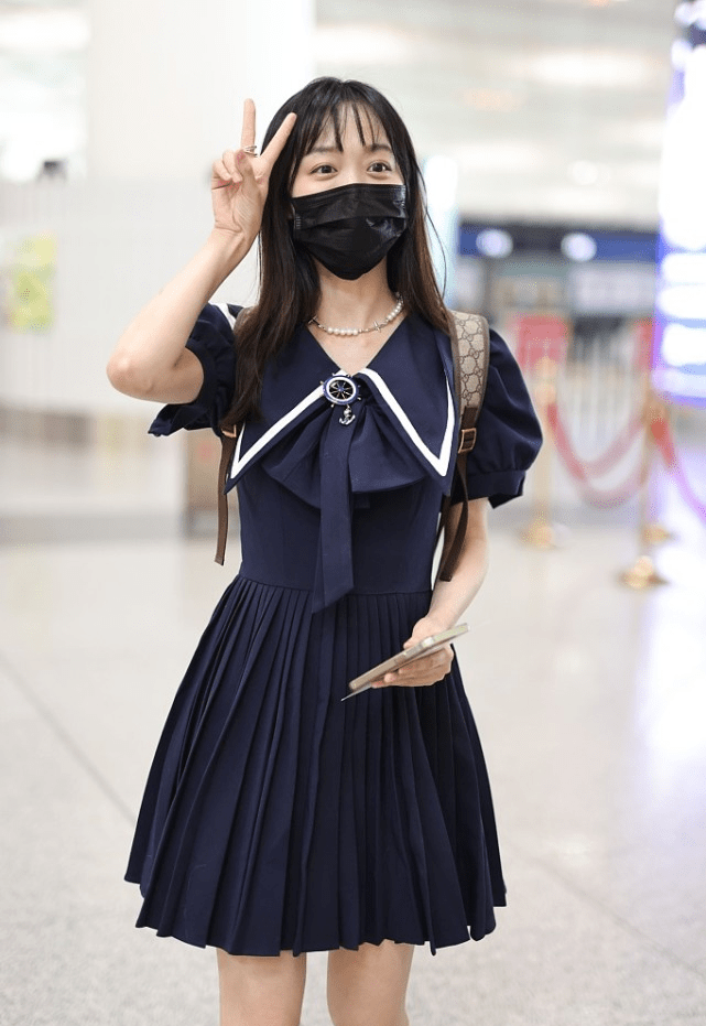 生活|34岁的何泓姗演16岁的阿紫毫不违和，生活中穿搭简约，活力满满