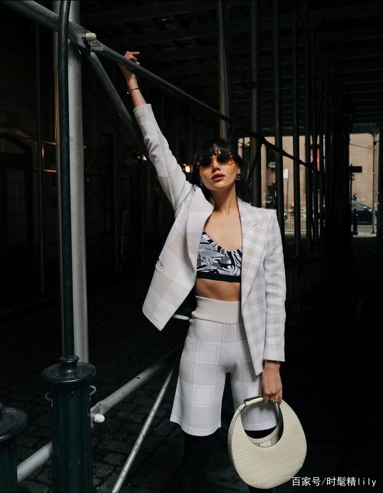 职场|今年流行的“西装短裤”，教你这几种穿搭方法，清凉舒适还减龄